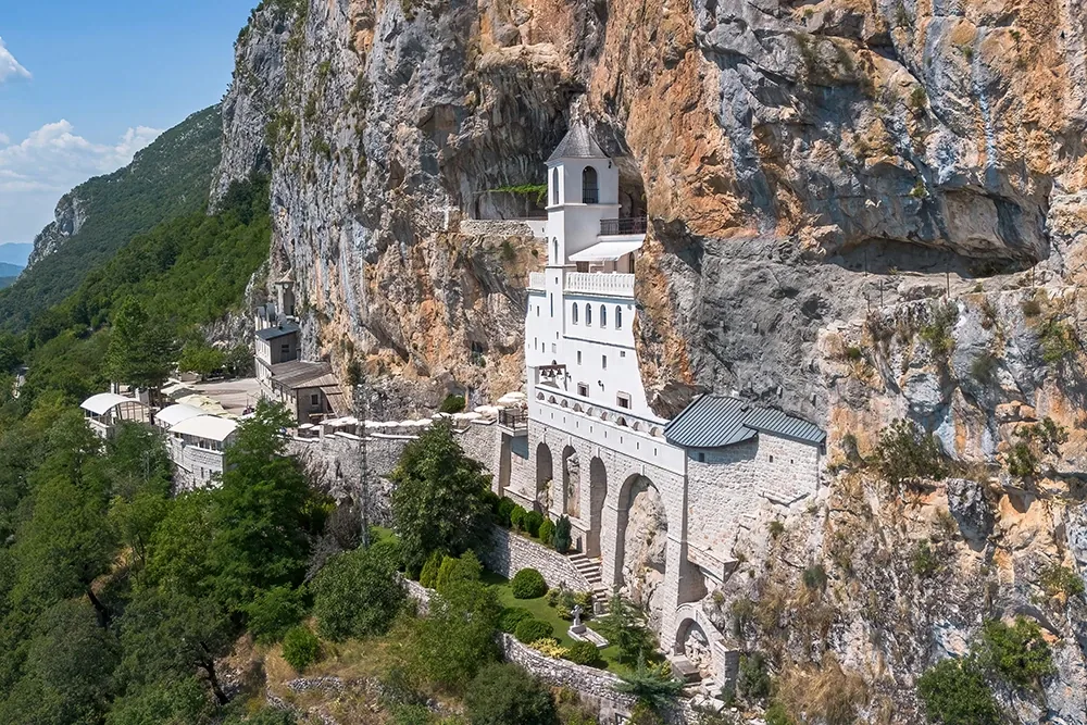 Manastir Ostrog usečen u kamen, Crna Gora — hodočasnička putovanja